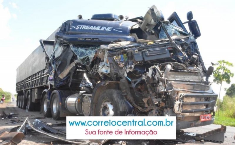 PRF registra choque entre carretas na BR-364, entre Jaru e Ouro Preto do Oeste