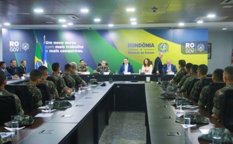 Marcos Rocha condecora comandante da 17ª Brigada de Infantaria e Selva e compartilha experiências com militares